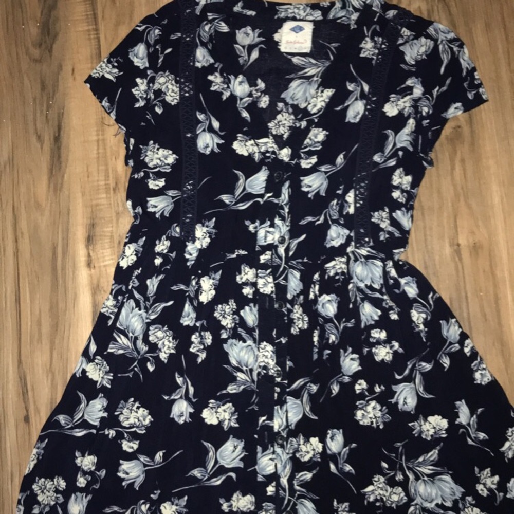 Faux vintage floral button up dress 💙